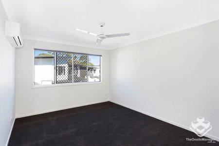 3 BED, A/C, MINUTES TO GATEWAY 3bed, large living space unit, A/C, gas cooktop, covered patio - Photo 2