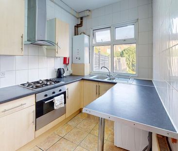 1 bedroom in a house share to rent - Photo 2