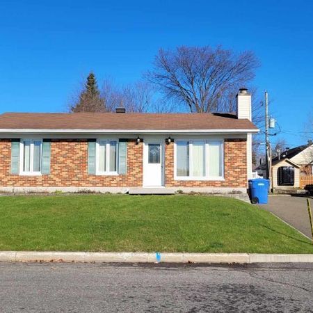**PARFAITE POUR VOUS** BIEN SITUÉE**Superbe Maison 3 chambres à louer! Possible de louer semi-meublé aussi! - Photo 3