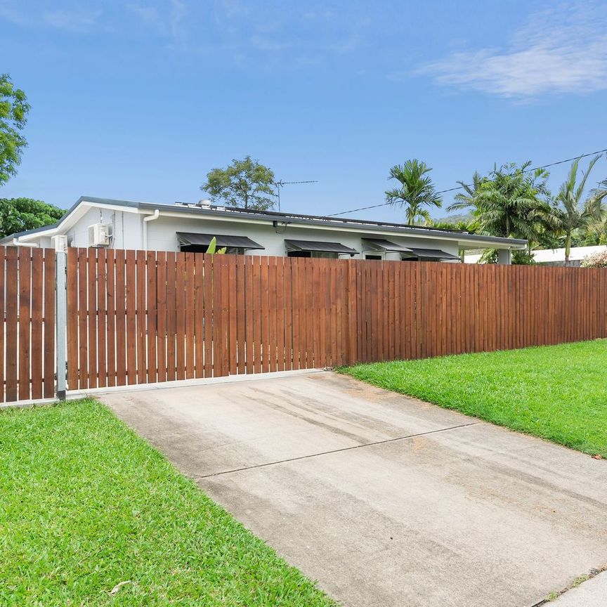 NEAT AS A PIN! CUTE COTTAGE IN BEACH LOCALE! - Photo 1