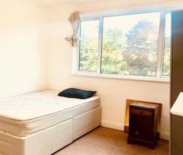 1 bedroom in a house share to rent - Photo 2