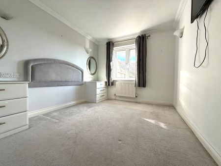 2 Bedroom Flat / Apartment - Station Road, Netley Abbey - Photo 2