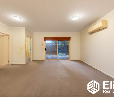 Comfortable Two-Bedroom Apartment with Private Courtyard - Photo 4