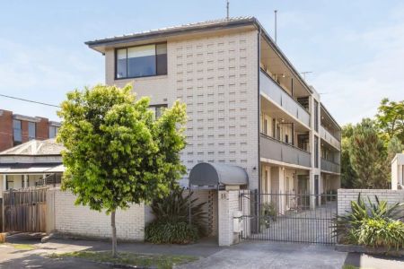 Light-Filled One-Bedroom in a Prime Elwood Location - Photo 4