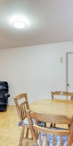 Très grand 3 1/2 , au demi-sous-sol d'un duplex dans emplacement très recherché - Photo 4