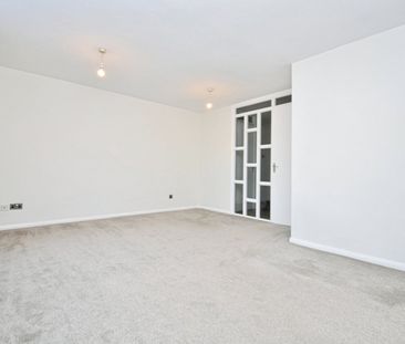 Flat to rent - Greenwood Close, Sidcup, DA15 - Photo 2
