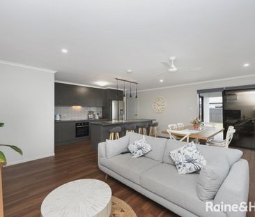 SLEEK & MODERN - Photo 2