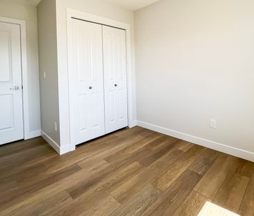 Modern 3 Bed, 3 Bath Home In Griesbach | Double Garage | Pets Negot... - Photo 2
