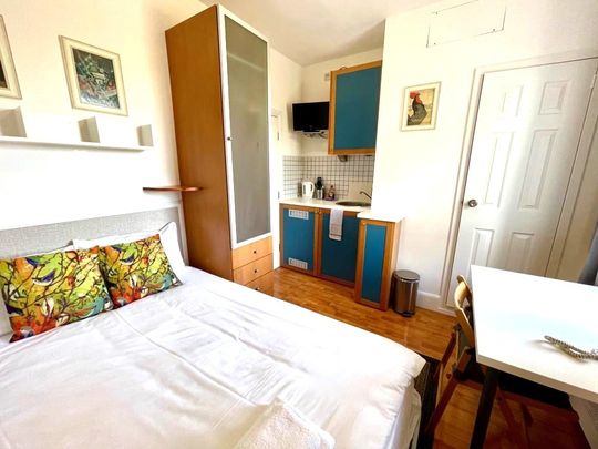 Fulham Palace Road, London - Photo 1