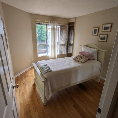 L’appartement 3 ½ dans le coin paisible, situé près de toutes les commodités, rue facile pour le stationnement, cinq minutes à pied du métro Cadillac - Photo 3