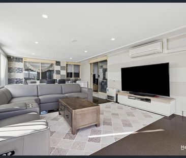 Spacious Five-Bedroom Family Home with Pool and Entertaining Area - Photo 3