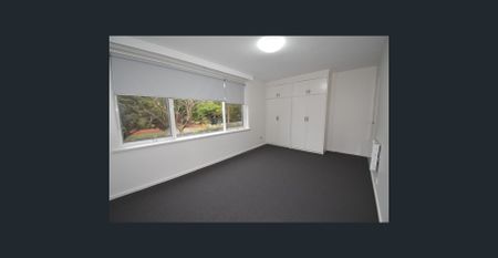 SECURE LARGE APARTMENT - Photo 5