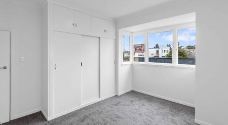 Hillsborough living! - Photo 3