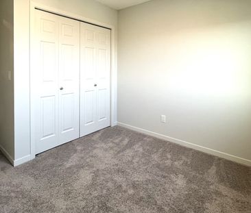 Modern 3 Bed Main Floor With In Suite Laundry - Photo 3