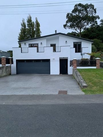 Home with Stunning City, Harbour, and Rural Views - Photo 2