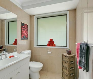 CHARMING 3 BEDROOM HOME CLOSE TO EVERYTHING - Photo 3