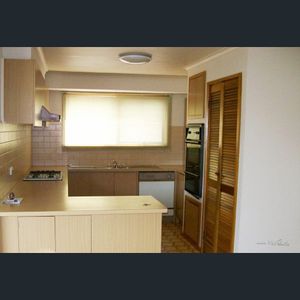 Brand new painting, carpet and floorboards - Photo 2