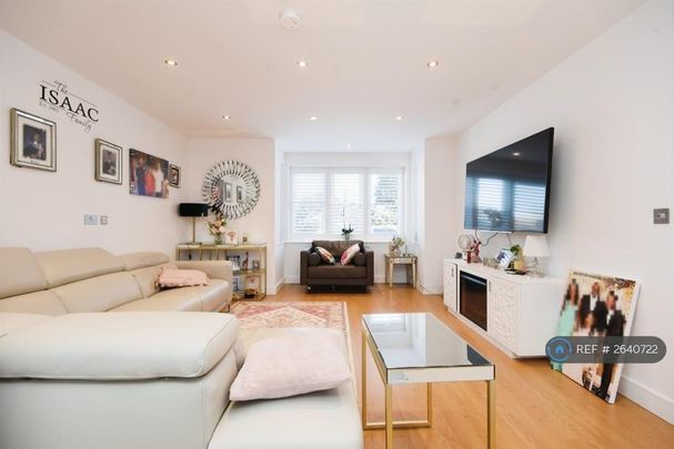 4 bedroom semi-detached house to rent - Photo 1