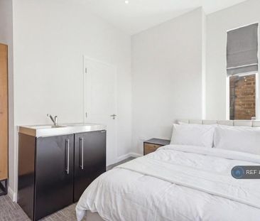 1 bedroom in a flat share to rent - Photo 2