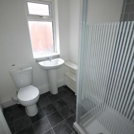 4 bedroom end of terrace house to rent - Photo 1