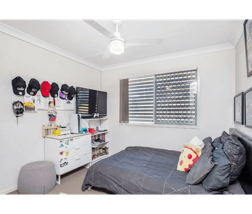 Stunning 4-Bedroom Home with Huge Backyard & Outdoor Entertaining - Photo 5