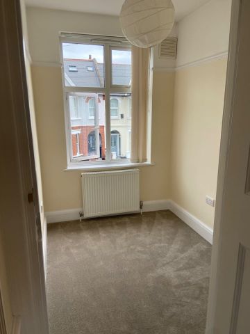 3 Bed Terraced House, Sandringham Avenue, SW20 - Photo 4