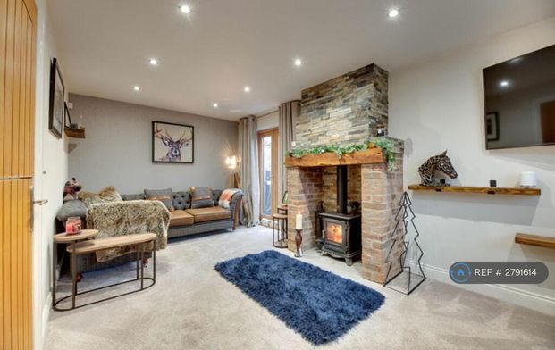 4 bedroom semi-detached house to rent - Photo 1