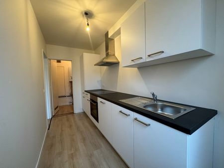 Gerenoveerd gelijklvloersappartement met 2 slaapkamers en garagebox - Photo 4