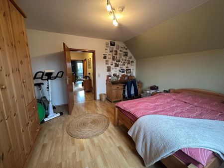 Delmenhorst: Ruhige und gemütliche 2 Zimmer DG-Whg. mit EBK, Loggia, Stellplatz und Kellerraum - Photo 4