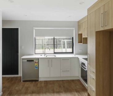 Three bedroom townhouse! - Photo 2