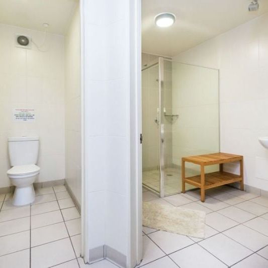 Large Single Room | Rent Includes Electricity, WiFi and Water | Bus Stop at your Front Door. - Photo 1