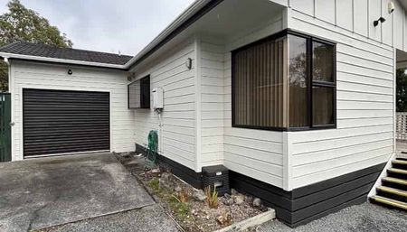 Charming Three-Bedroom Home in Maoribank - Photo 3