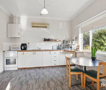 Spacious 2 Bedroom Home with Off Street Parking - Photo 4