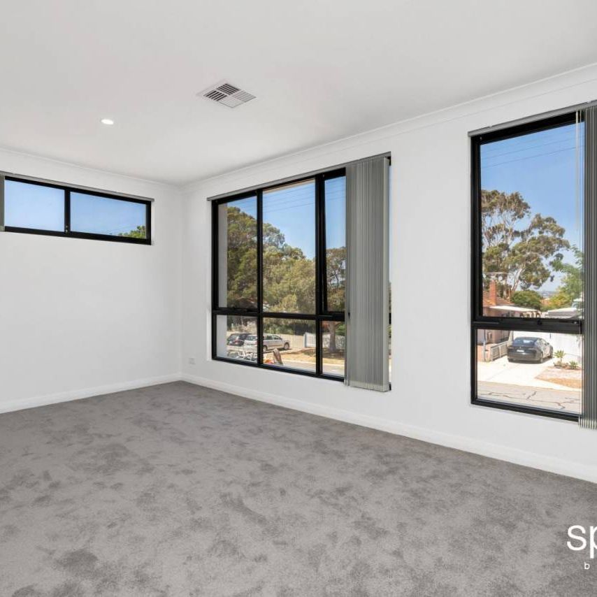 Low maintenance, modern and ready for you to call home! - Photo 1