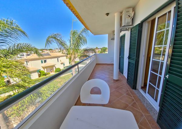 Moradia com piscina, jardim, totalmente equipada e mobilada