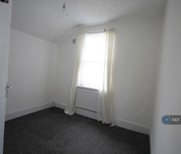 3 bedroom end of terrace house to rent - Photo 2