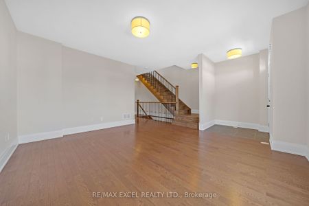 Condo Townhouse For Lease | N8141772 - Photo 5