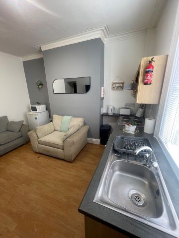 1 Bed Flat, Bude Road, LS11 - Photo 2