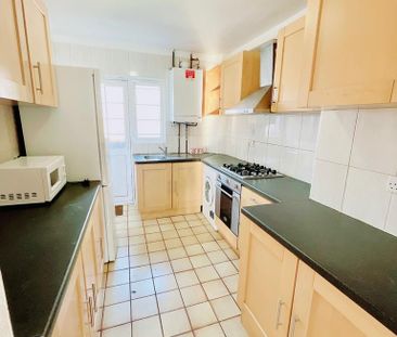 1 bedroom in a house share to rent - Photo 2