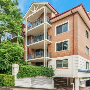 New Carpet, Freshly Painted Three Bedroom Apartment in Prime Location - Photo 2