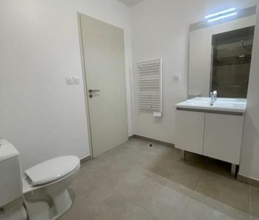 location Appartement T2 DE 42.4m² À ARLES - Photo 6