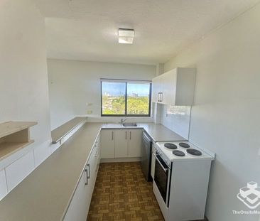 2-Bedroom Apartment with Breathtaking Gold Coast Skyline Views - Photo 2