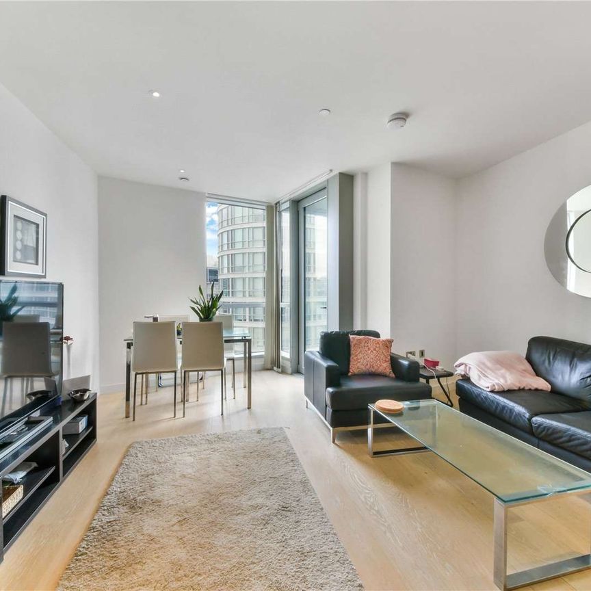 We are proud to offer this delightful modern one double bedroom apartment in a sought after luxury residential compound near Canary Wharf. - Photo 1