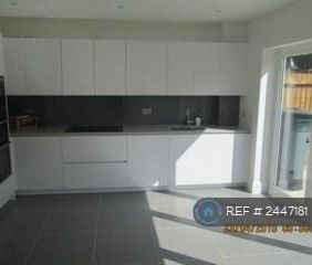 4 bedroom terraced house to rent - Photo 6