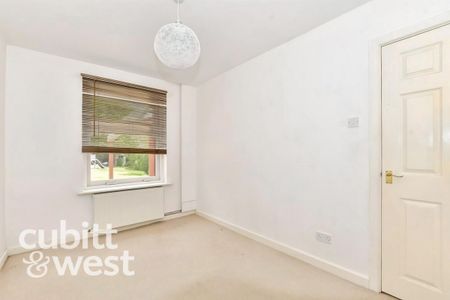 3 bedroom semi-detached bungalow to rent - Photo 2