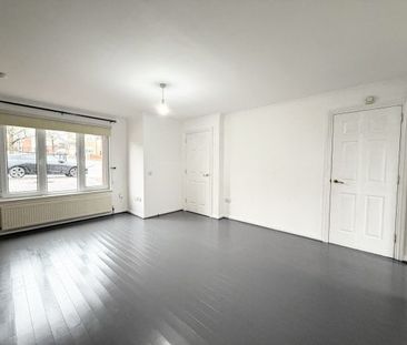 Queenslie Street, Glasgow, G33 - Photo 1