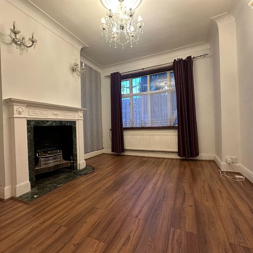 4 Bed Terraced House, Horns Road, IG6 - Photo 1