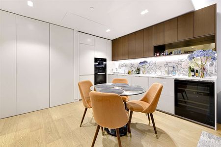 This corner 1 bedroom apartment offers spacious living in a prime central location - Photo 4