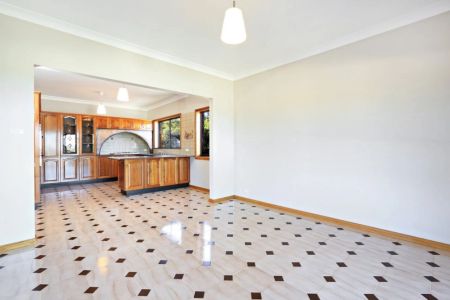 Light-Filled Apartment Offering Comfort and Convenience - Photo 3