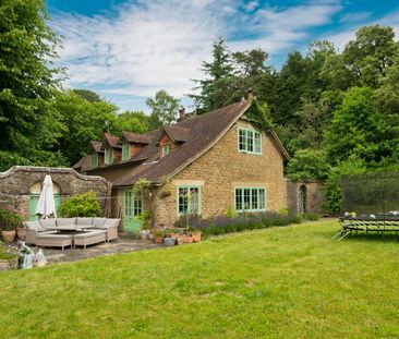 A charming four bedroom country house which has undergone careful and sympathetic restoration to take advantage of its Gertrude Jekyll origins. - Photo 1